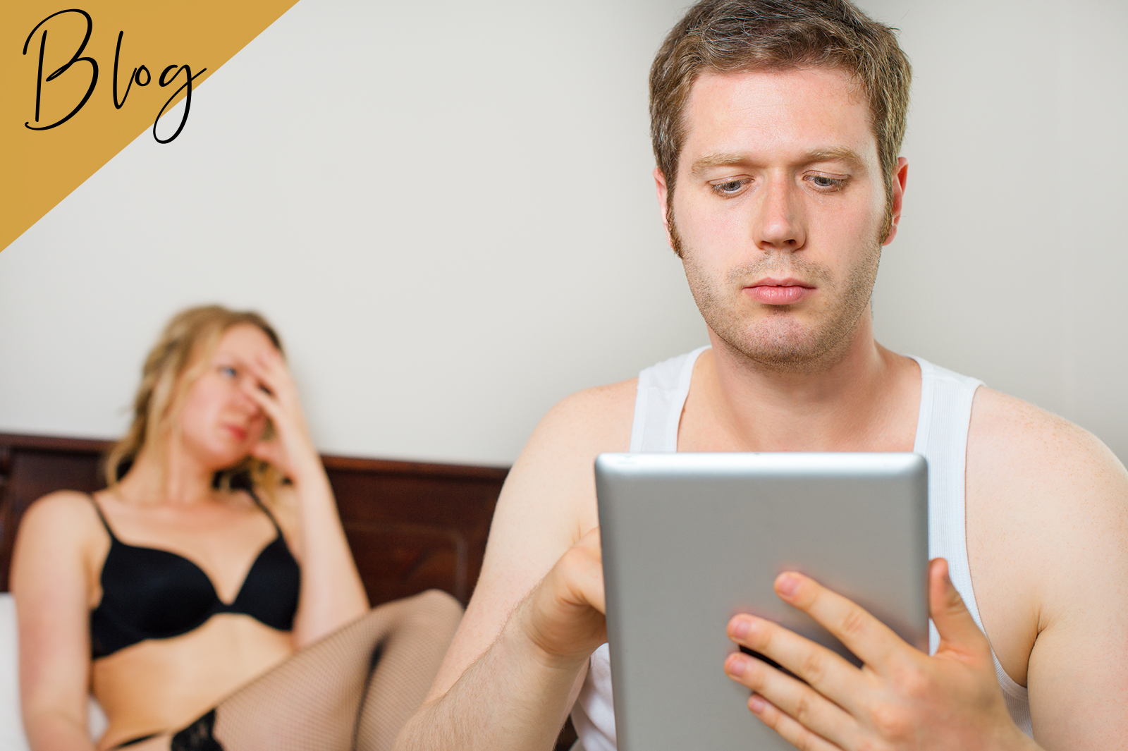 Mann schaut auf sein Smartphone und Frau ist genervt