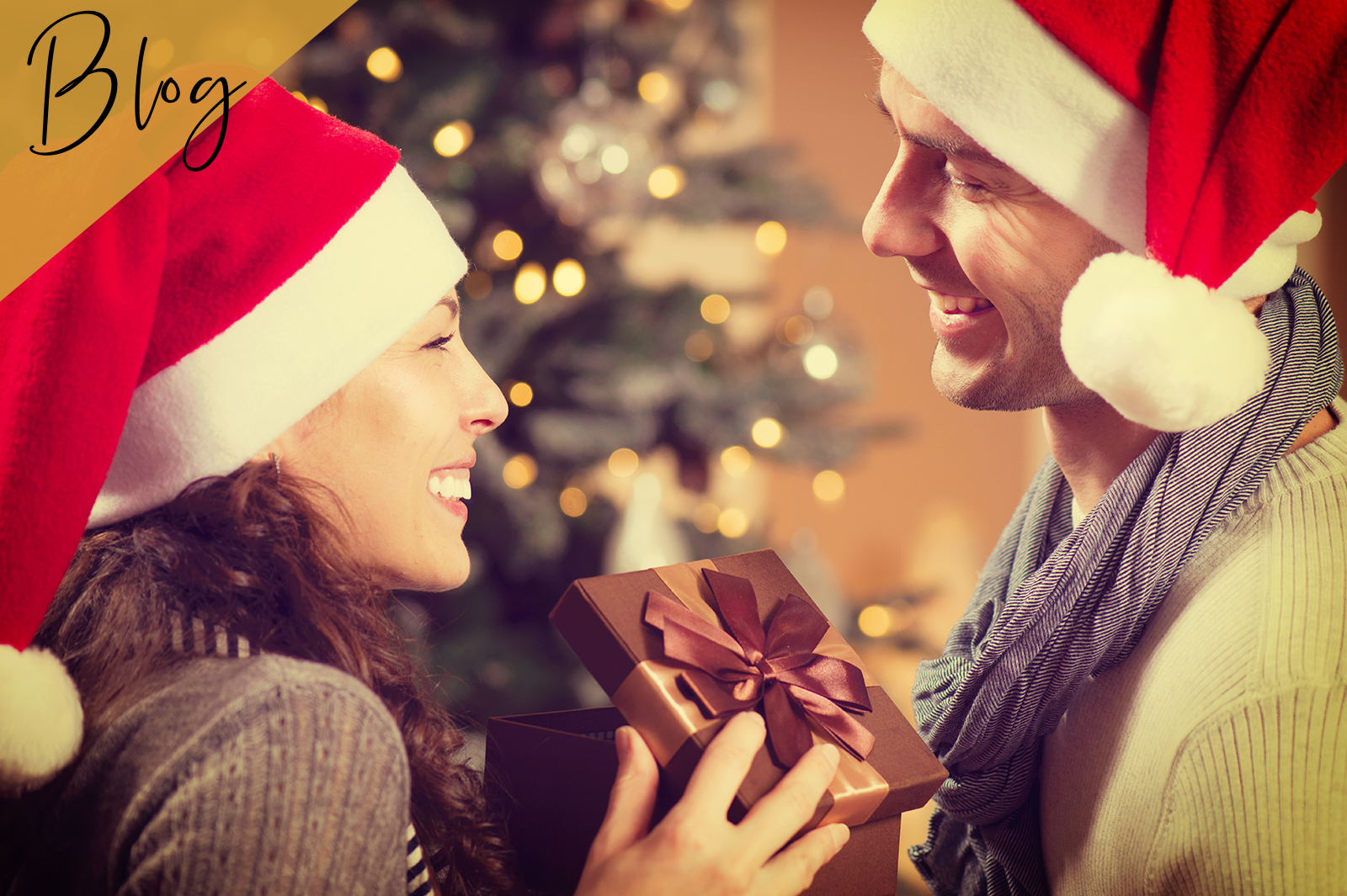 Paar mit Weihnachtsmützen freuen sich über den Weihnachtszauber.